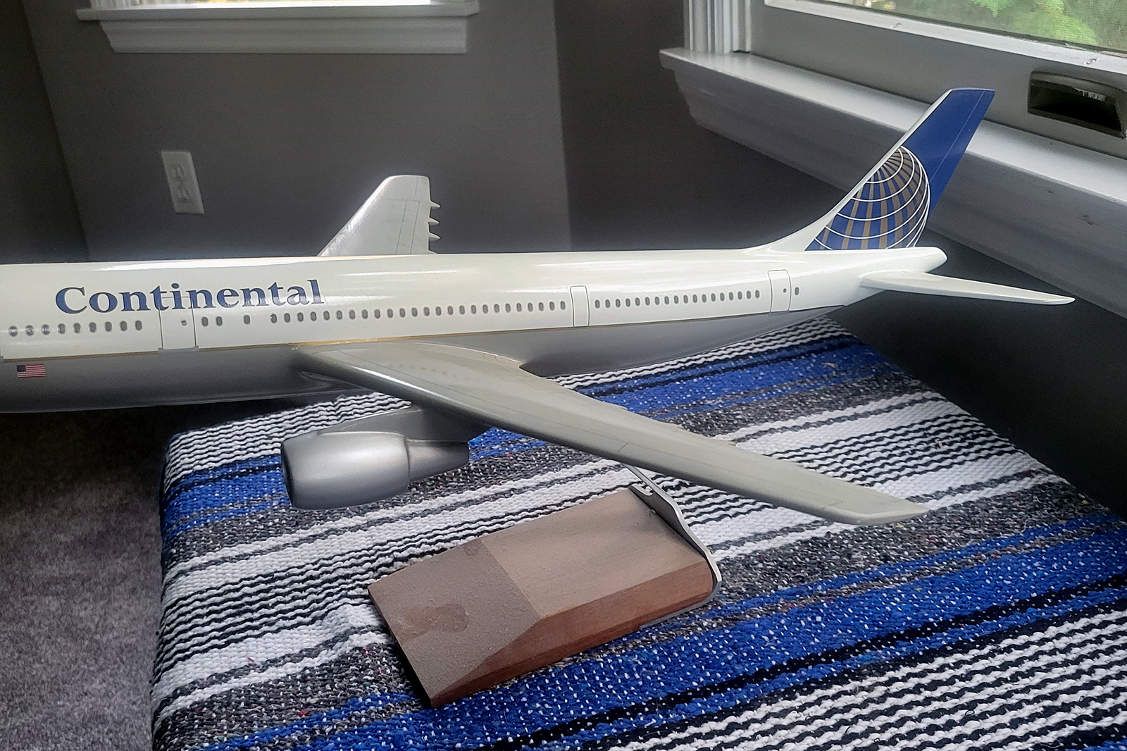 1/100 Continental Airlines Airbus A300 model for sale