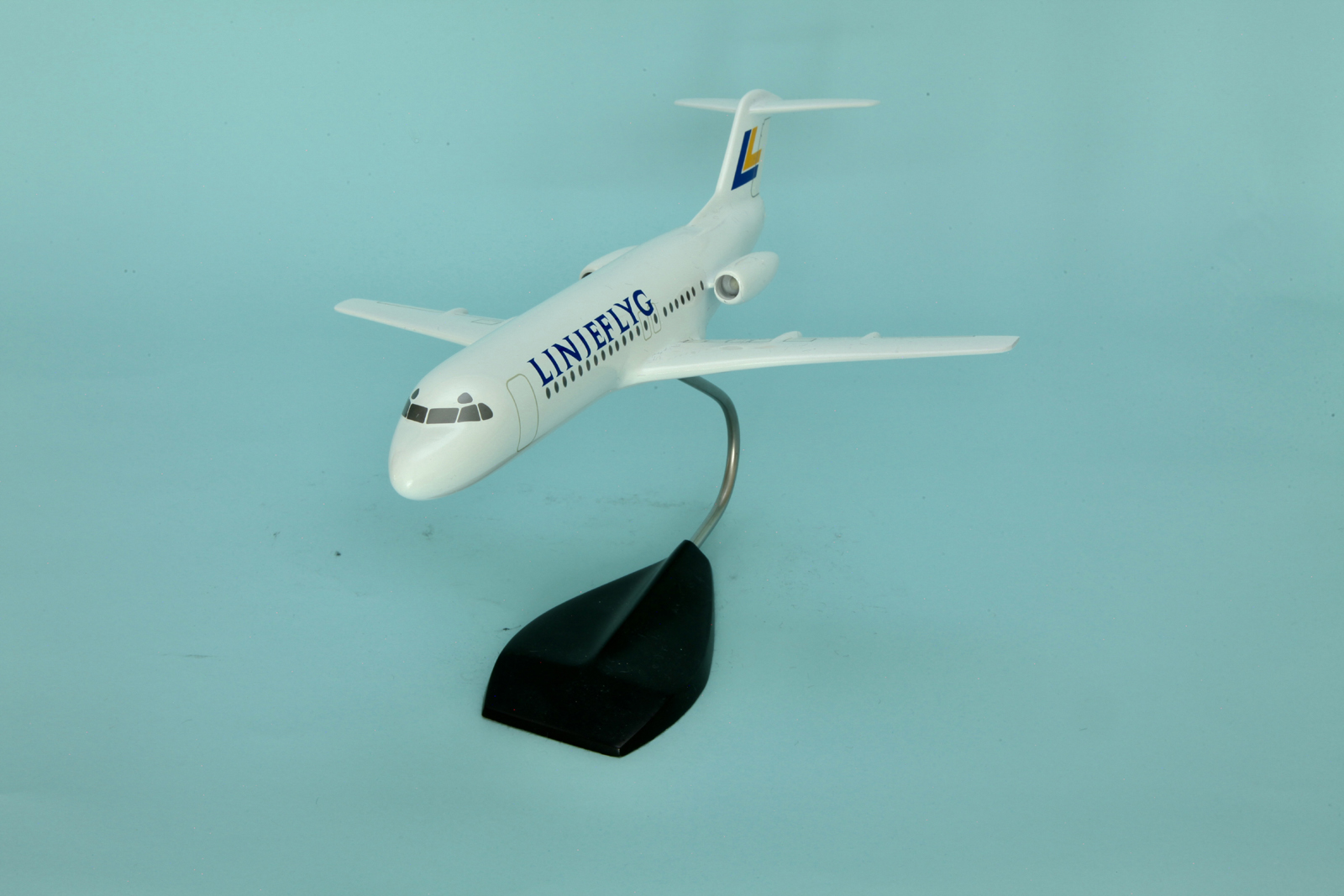 IMC Modelworks 1/100 Linjeflyg Fokker F-28-4000 model for sale