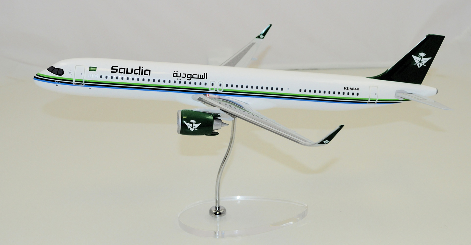 Graphideco 1/100 Saudia Airbus A321 Neo model for sale