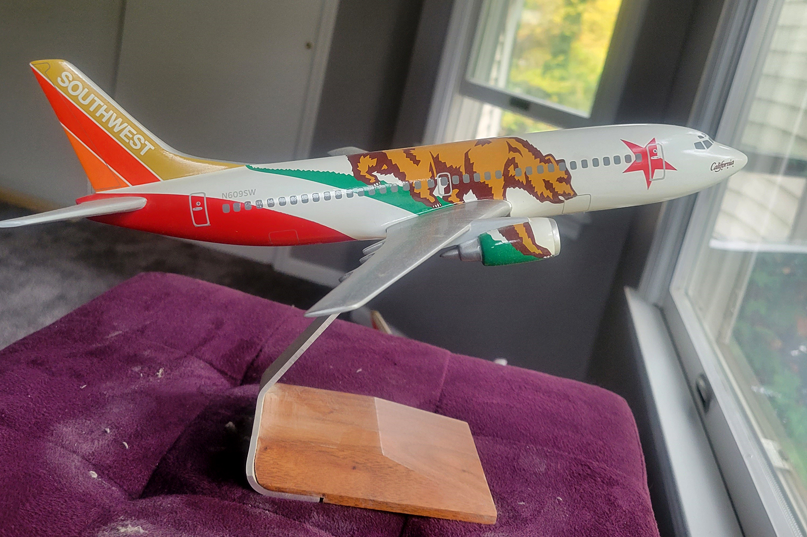 1/100 Southwest Airlines "California" Boeing 737-300 model for sale