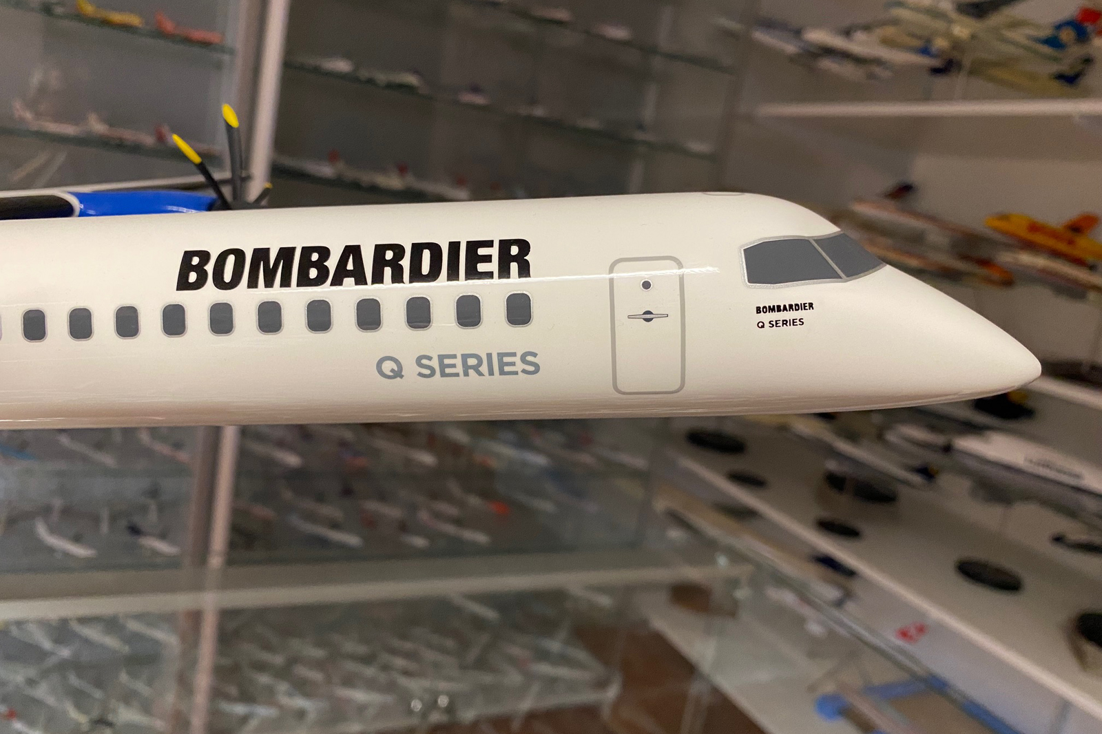 Pacmin 1/55 Bombardier Dash 8-Q400P model for sale
