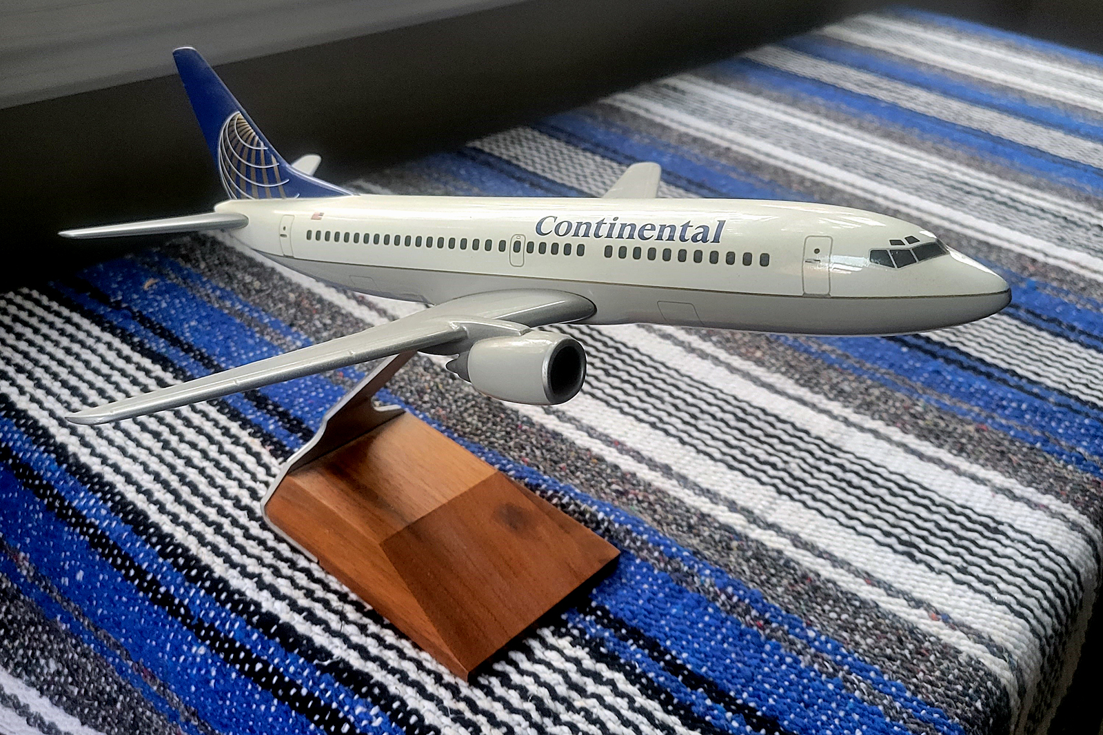Pacmin 1/100 Continental Airlines Boeing 737-300 model for sale