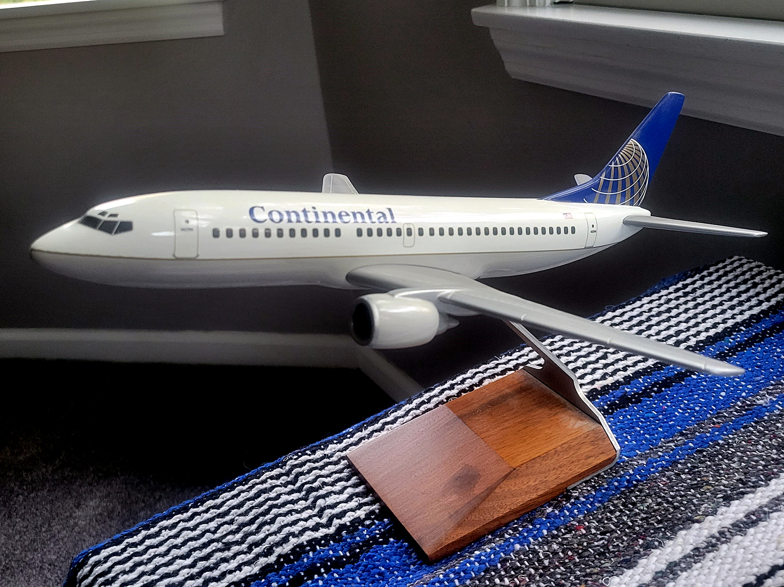Pacmin 1/100 Continental Airlines Boeing 737-300 model for sale