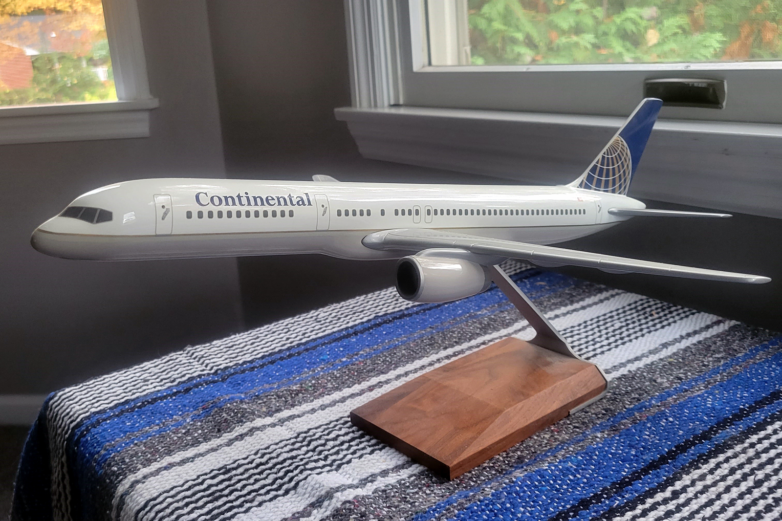 Pacmin 1/100 Continental Airlines Boeing 757-200 model for sale