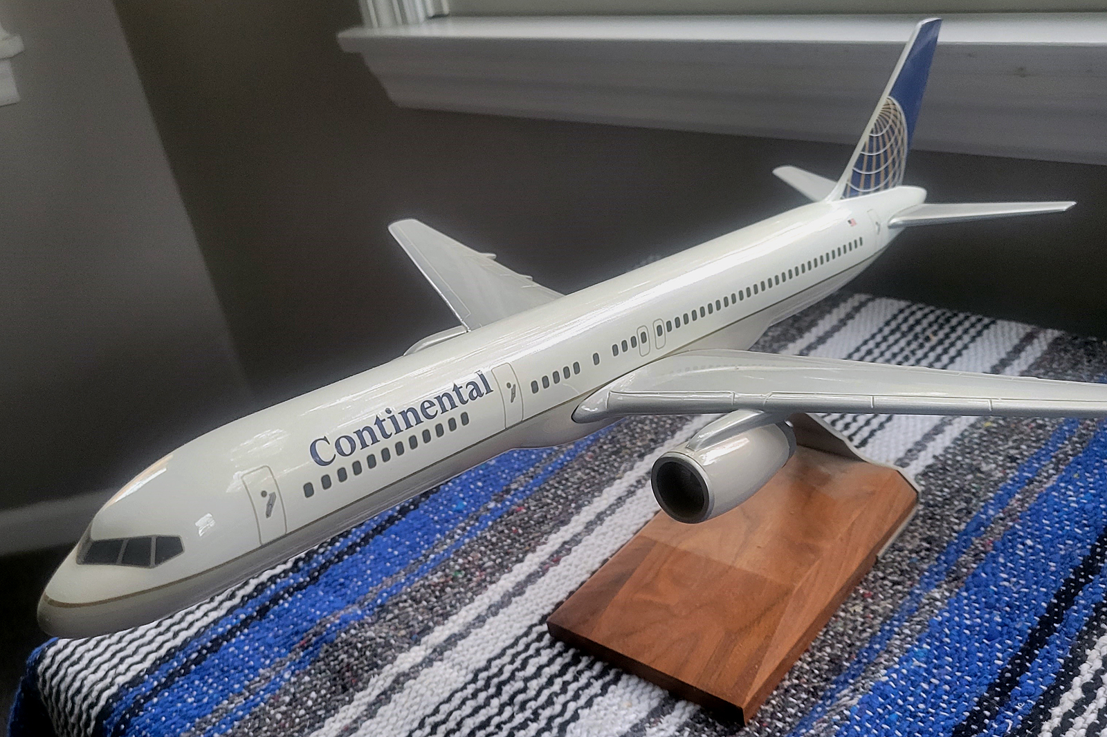 Pacmin 1/100 Continental Airlines Boeing 757-200 model for sale