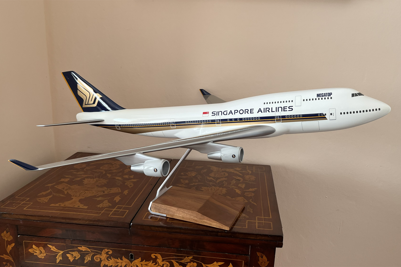 Pacmin 1/100 Singapore Airlines Boeing 747-400 model for sale
