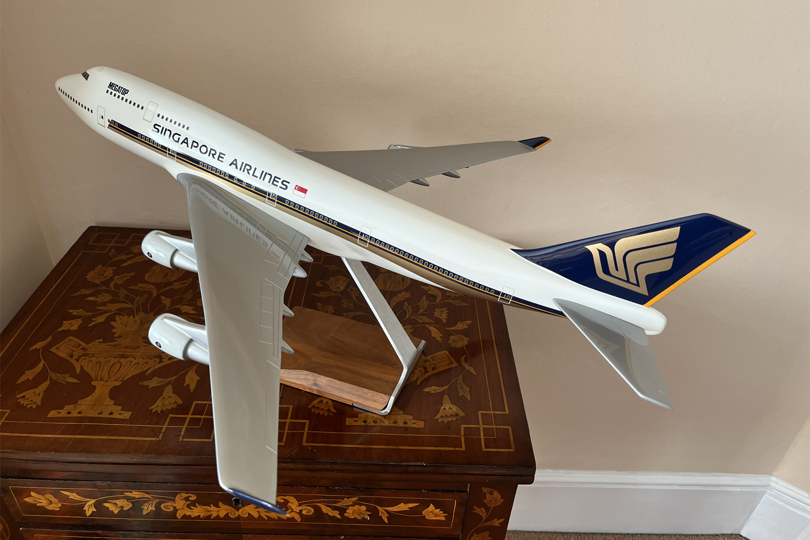 Pacmin 1/100 Singapore Airlines Boeing 747-400 model for sale