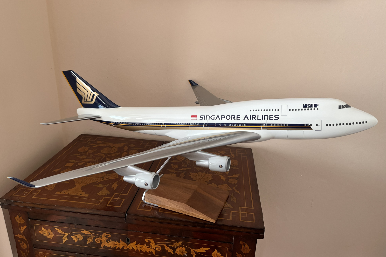 Pacmin 1/100 Singapore Airlines Boeing 747-400 model for sale