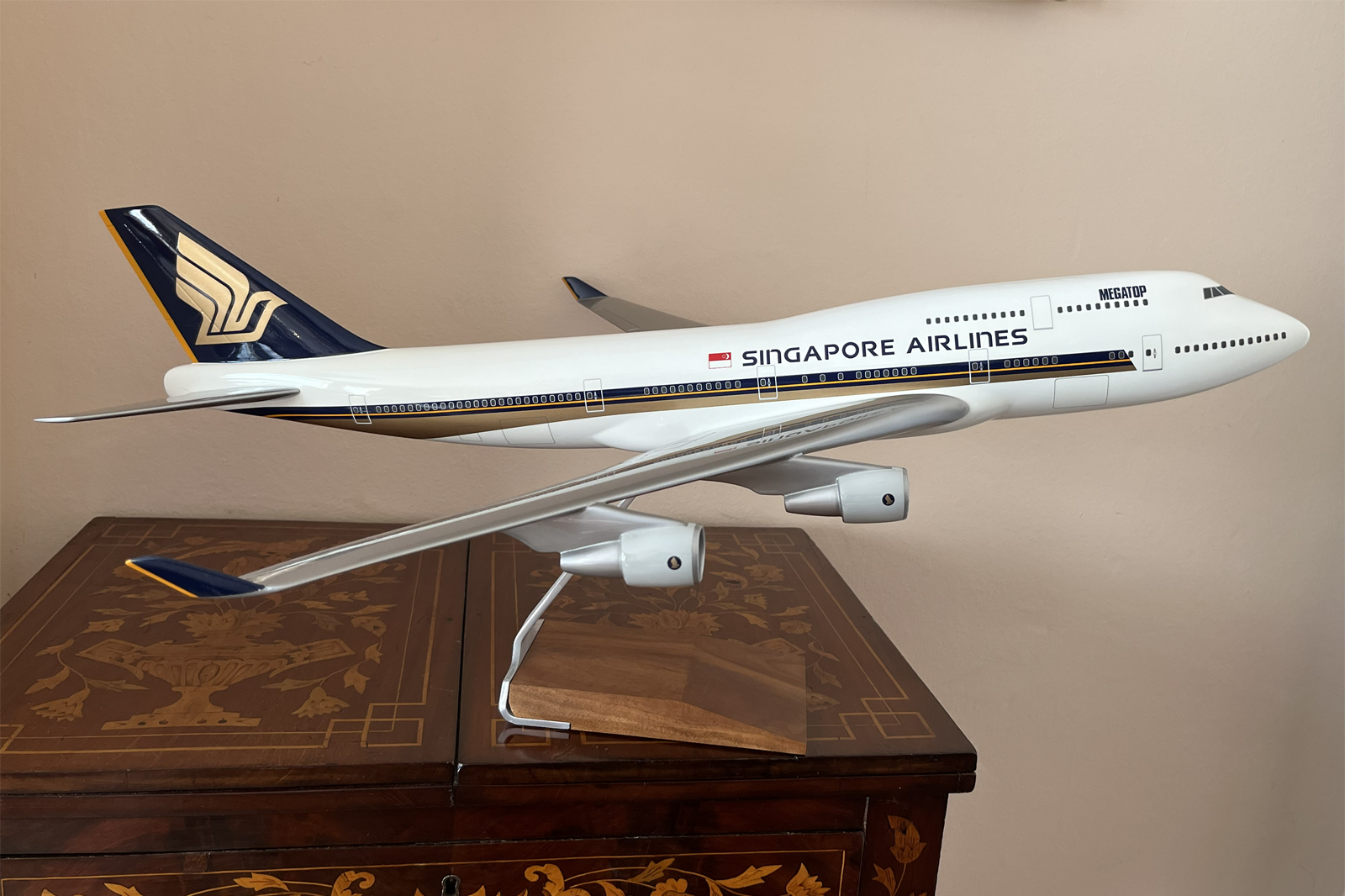 Pacmin 1/100 Singapore Airlines Boeing 747-400 model for sale
