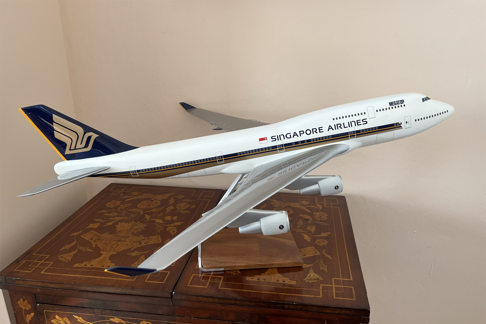 Pacmin 1/100 Singapore Airlines Boeing 747-400 model for sale