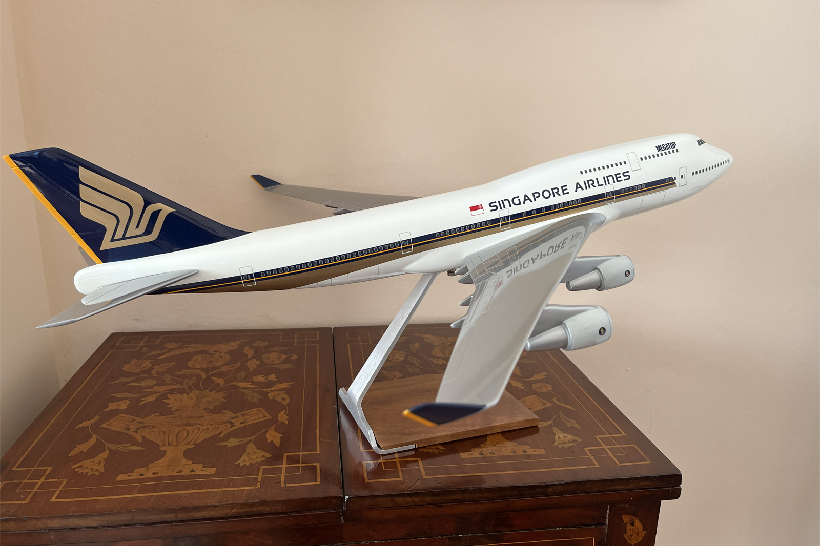 Pacmin 1/100 Singapore Airlines Boeing 747-400 model for sale