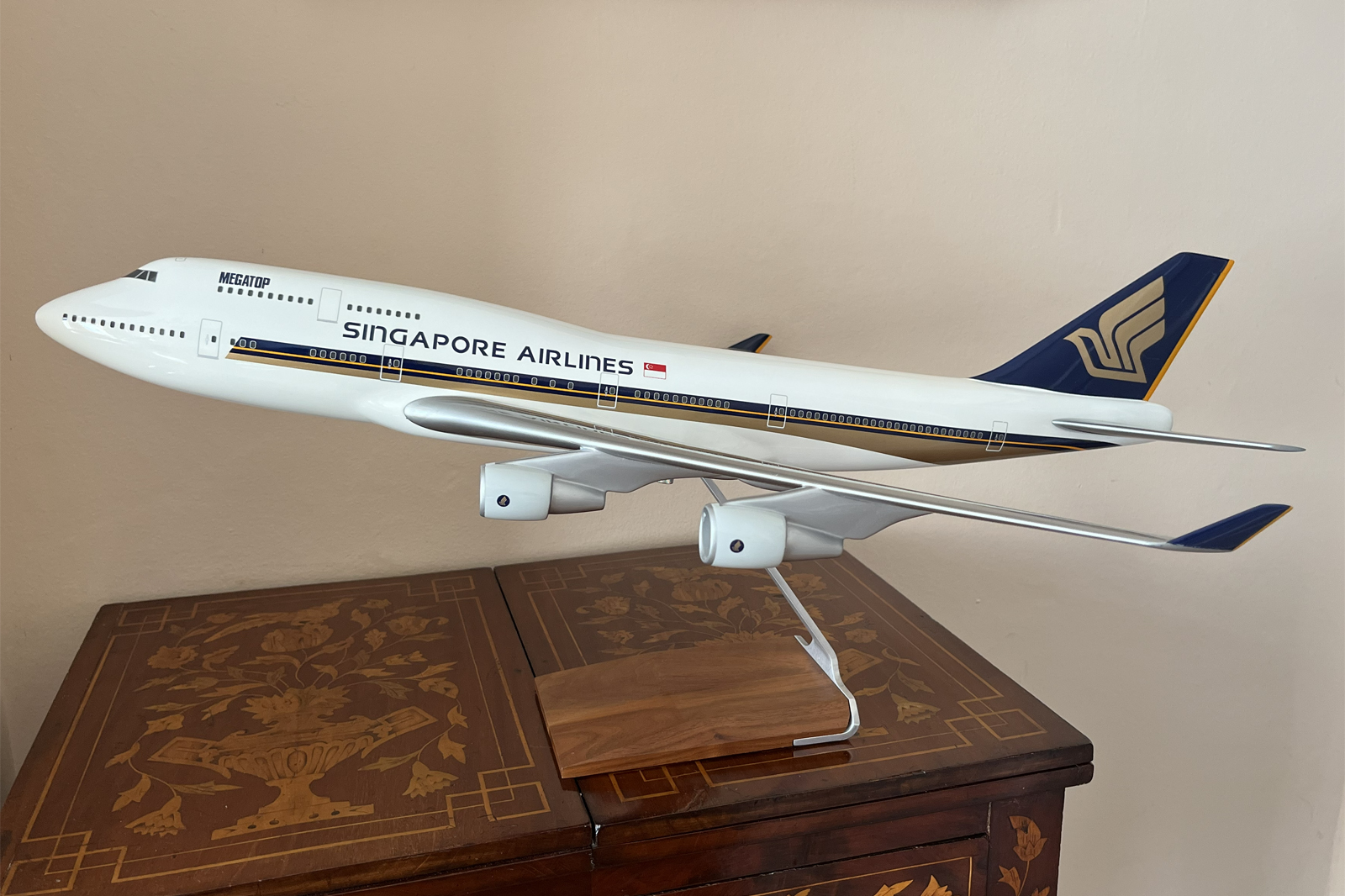 Pacmin 1/100 Singapore Airlines Boeing 747-400 model for sale