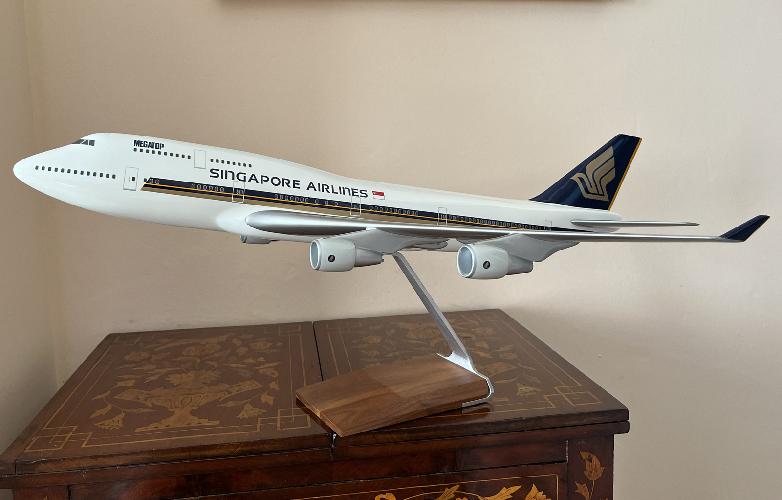 Pacmin 1/100 Singapore Airlines Boeing 747-400 model for sale