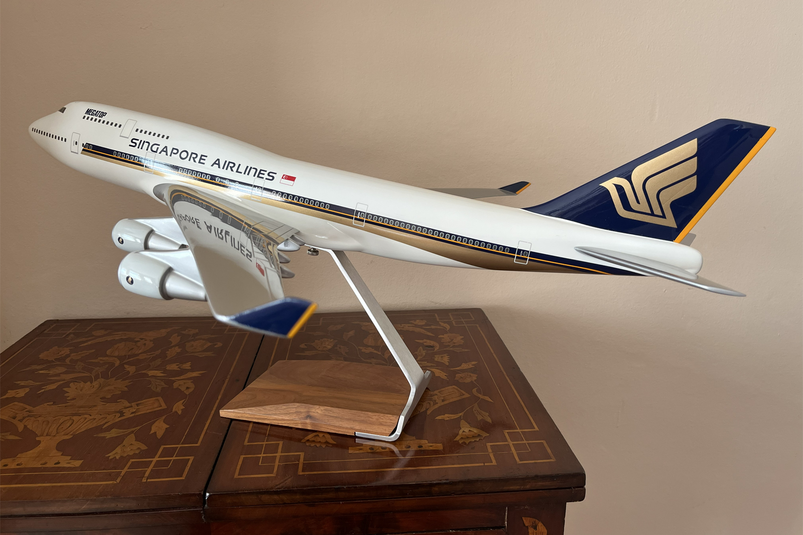 Pacmin 1/100 Singapore Airlines Boeing 747-400 model for sale