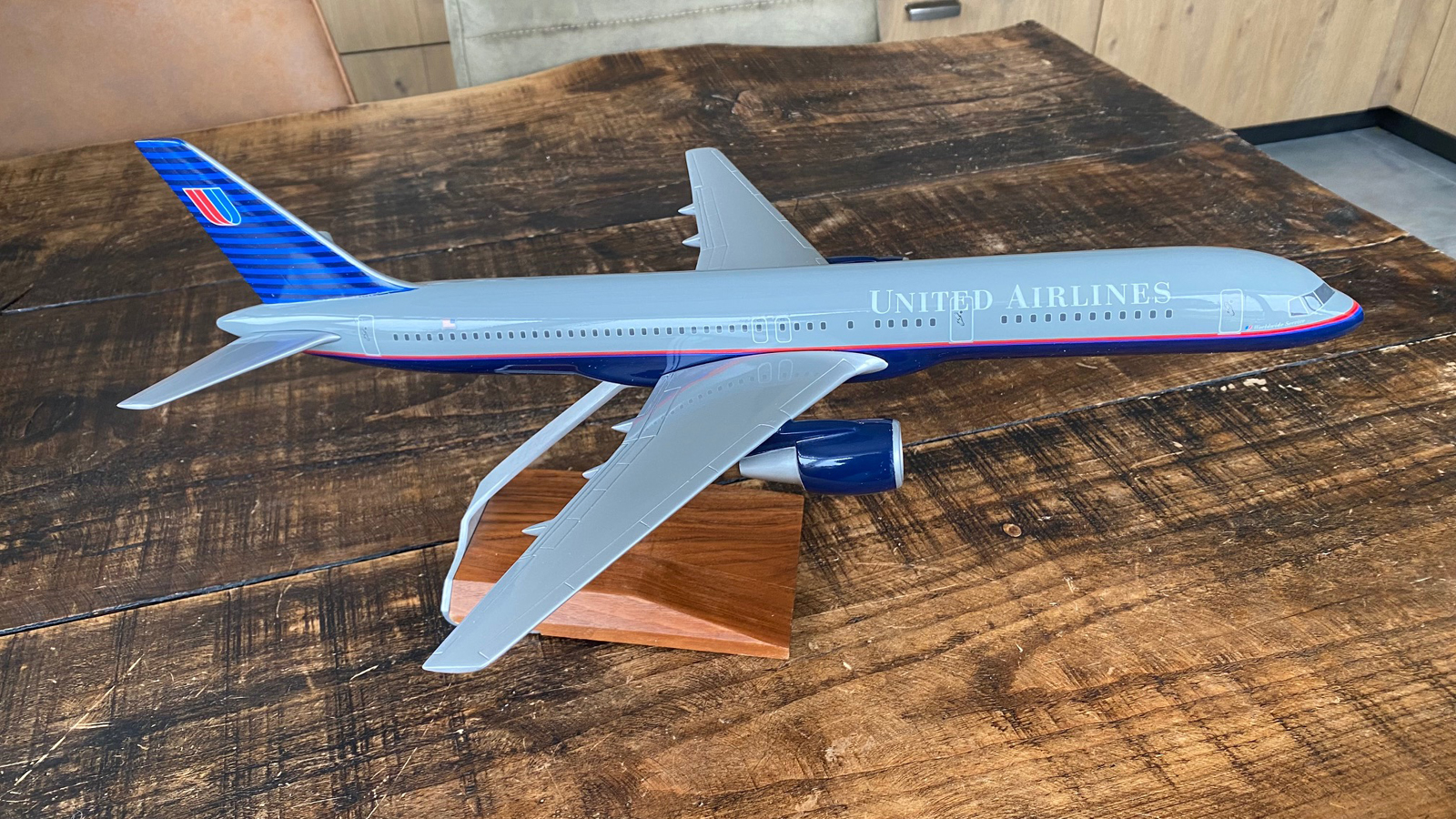 Pacmin 1/100 United Boeing 757 model for sale