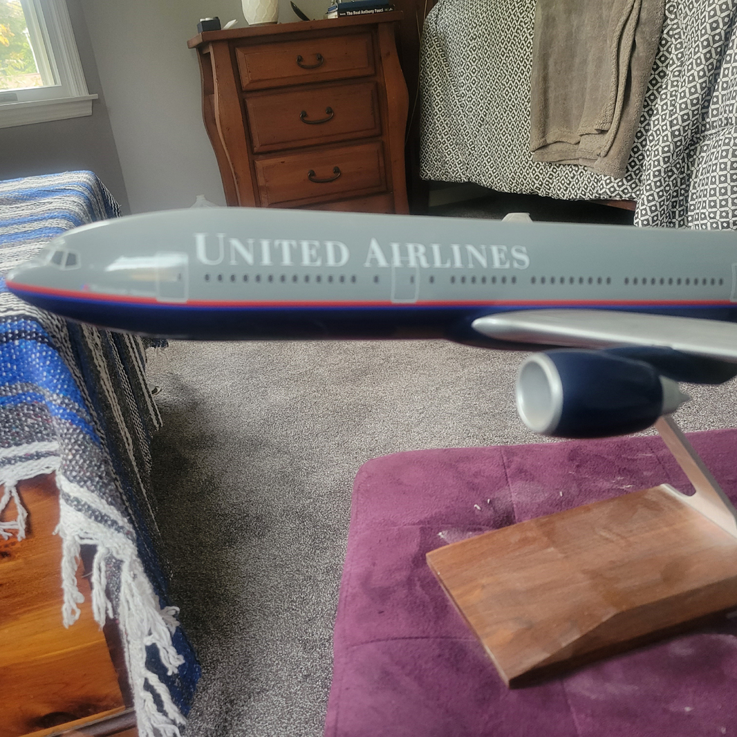 Pacmin 1/100 United Airlines Boeing 777-200 model for sale