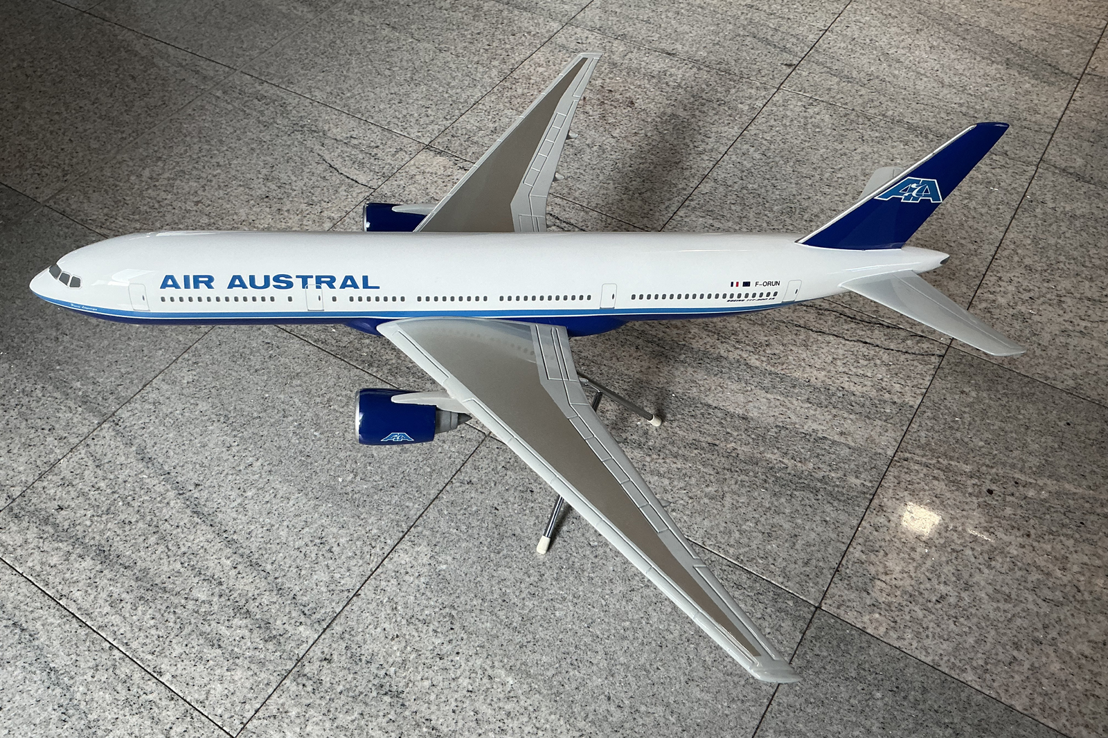 Graphideco 1/100 Air Austral Boeing 777-200 model for sal