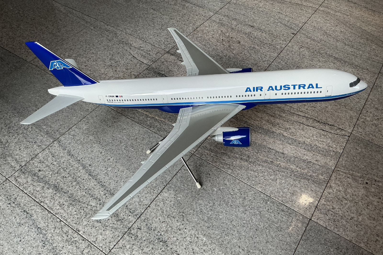 Graphideco 1/100 Air Austral Boeing 777-200 model for sal