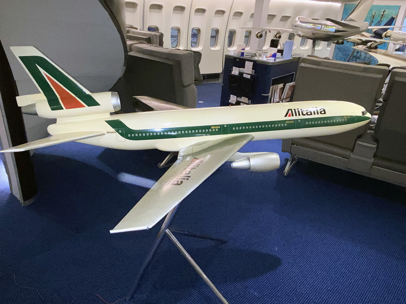 Westway Models 1/36 Alitalia McDonnell douglas DC-10 cutaway model