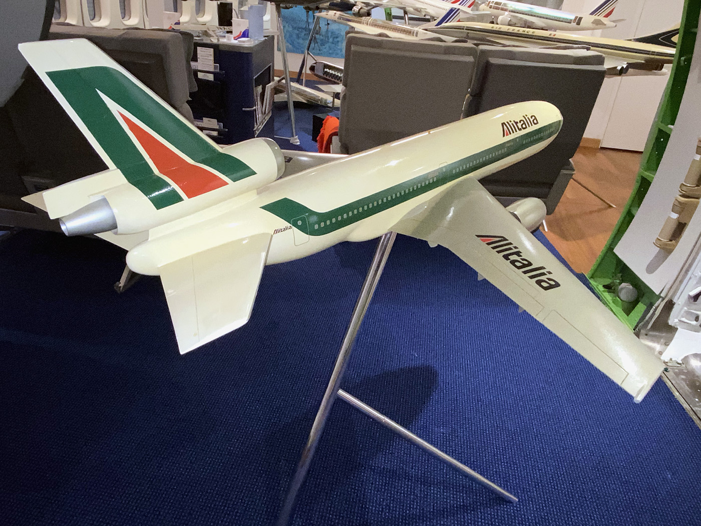Westway Models 1/36 Alitalia McDonnell douglas DC-10 cutaway model