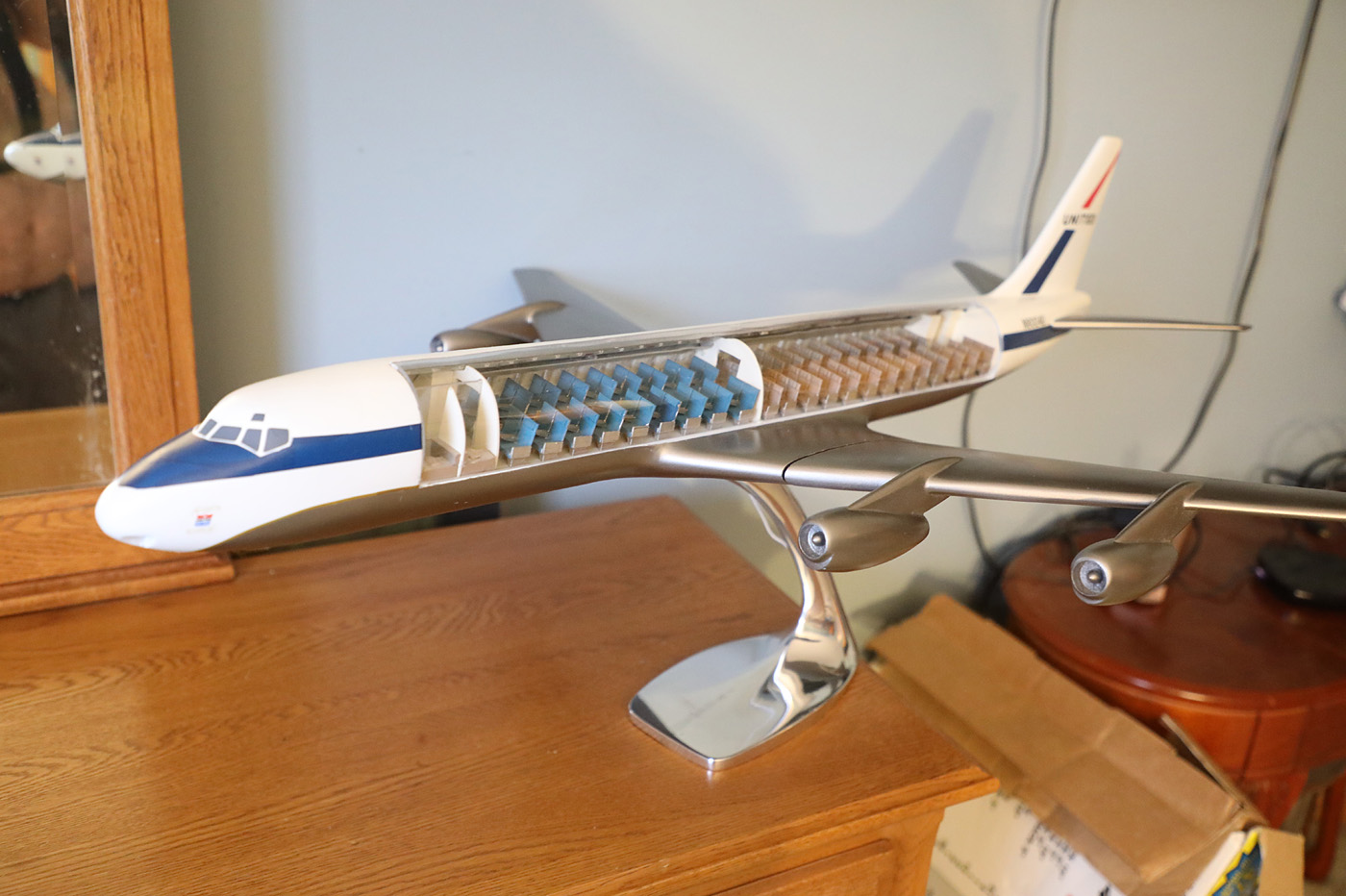 Raise Up 1/50 United Airlines Douglas DC-8 Cutaway Model