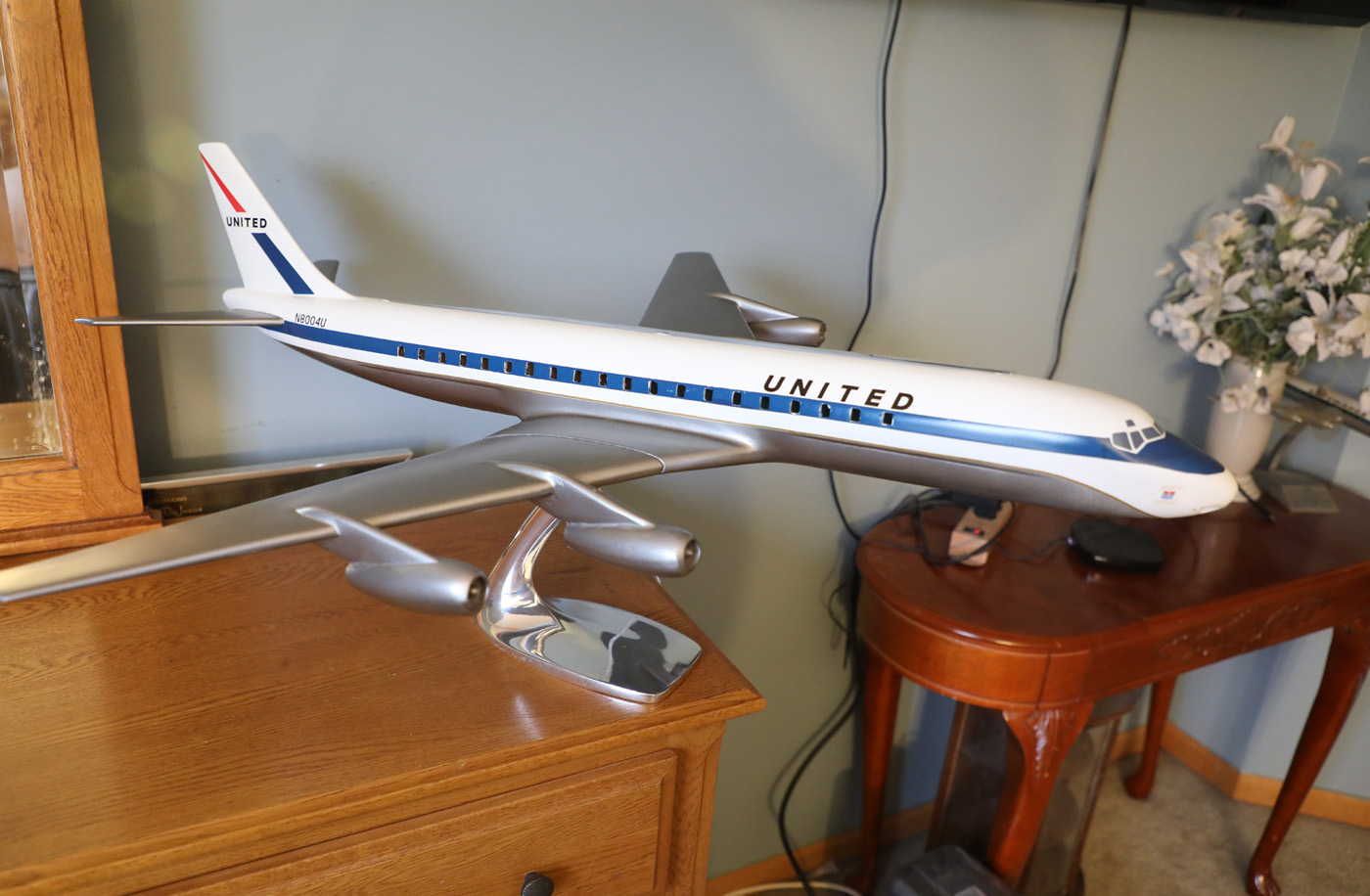 Raise Up 1/50 United Airlines Douglas DC-8 Cutaway Model