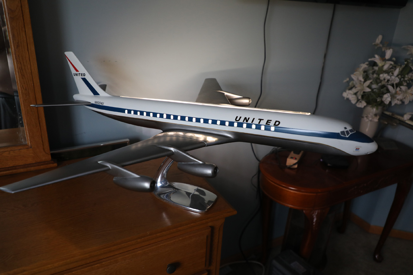 Raise Up 1/50 United Airlines Douglas DC-8 Cutaway Model